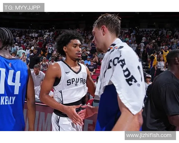 榜眼发威！哈珀反击假动作晃飞防守 转身轻松上篮打中